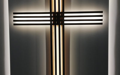 Ein Kreuz und ein Lesepult für die Friedenskirche